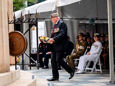 Former soldier lays wreath at the Shrine of Remembrance